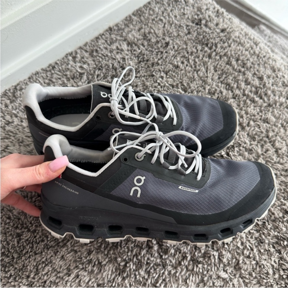 On Running women’s Black and Gray Sneakers